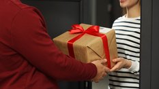„Pocztowcy mają przed świętami mnóstwo roboty, więc wyślij życzenia i paczki swoim bliskim w odpowie