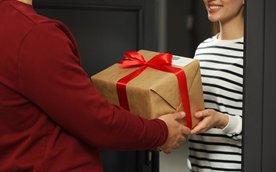 „Pocztowcy mają przed świętami mnóstwo roboty, więc wyślij życzenia i paczki swoim bliskim w odpowie