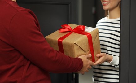 „Pocztowcy mają przed świętami mnóstwo roboty, więc wyślij życzenia i paczki swoim bliskim w odpowie