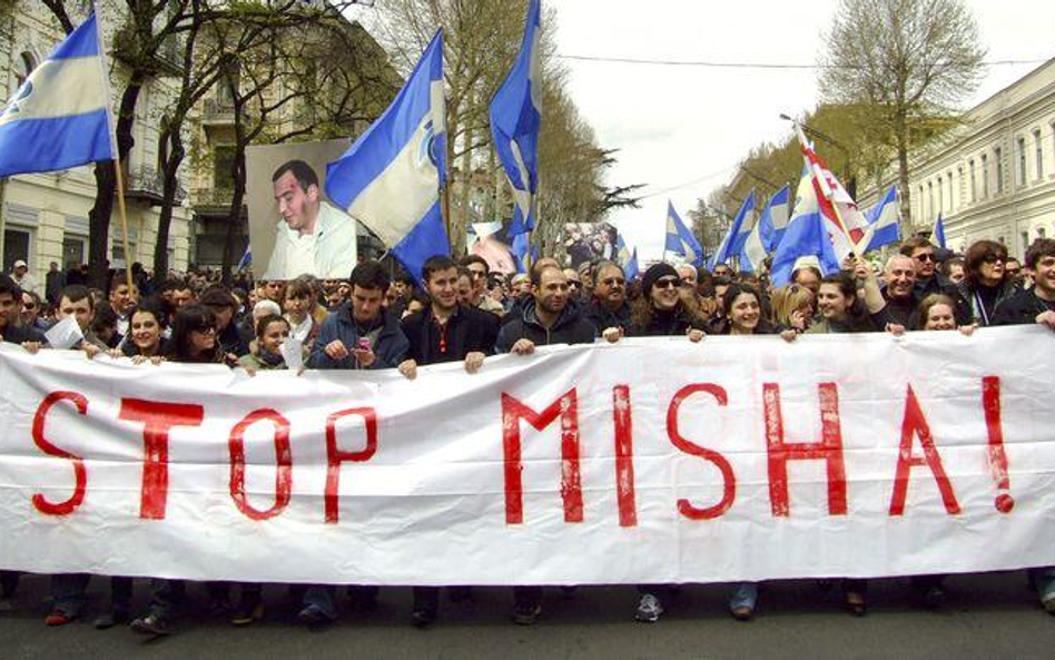 Demonstranci w Tbilisi.