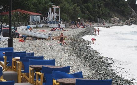 Kokkino Nero rozłożyło się nad niezbyt szeroką kamienistą plażą