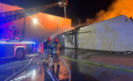 Ogniem objęte zostały 2 hale produkcyjno-magazynowe oraz budynek socjalno-biurowy