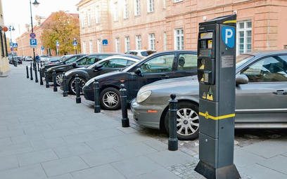Dzięki dynamicznej informacji o wolnych miejscach w strefie płatnego parkowania kierowcy oszczędzą c