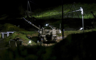 Izraelska artyleria w pogotowiu, rozmieszczona w pobliżu granicy izraelsko-libańskiej