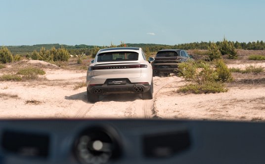 Porsche Cayenne na Pustyni Błędowskiej