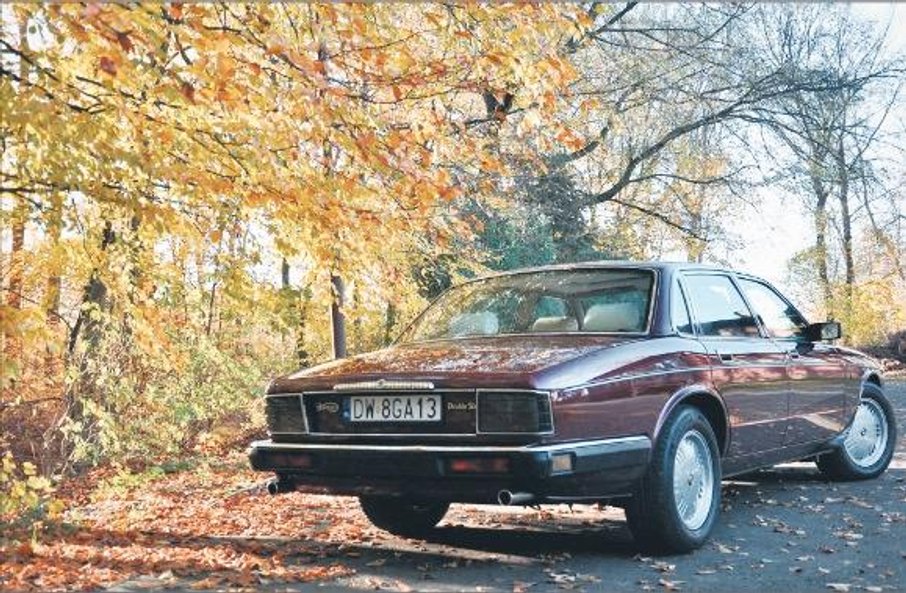 Pod długą maską udało się zmieścić ponad 300-konny silnik V8.