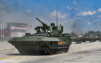 Prototypowe bojowe wozy piechoty T-15 podczas przygotowań do jednej z moskiewskich defilad z okazji 