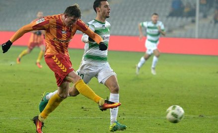 Lechia przegrała z Koroną w Kielcach 0:2. Obie bramki zdobył Jacek Kiełb (z lewej).