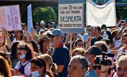 Protest w Madrycie przeciwko ograniczeniom, jakie władze wprowadzają dla powstrzymania pandemii
