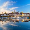 Rapperswil w Szwajcarii. Na pierwszym planie po lewej hotel Szwanen. Nad miastem góruje zamek, który