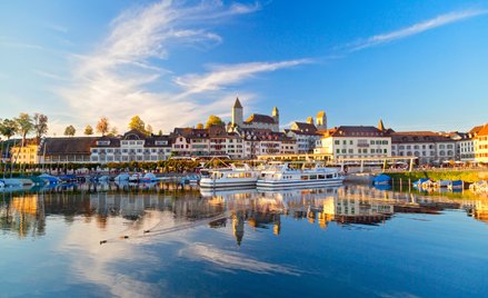 Rapperswil w Szwajcarii. Na pierwszym planie po lewej hotel Szwanen. Nad miastem góruje zamek, który