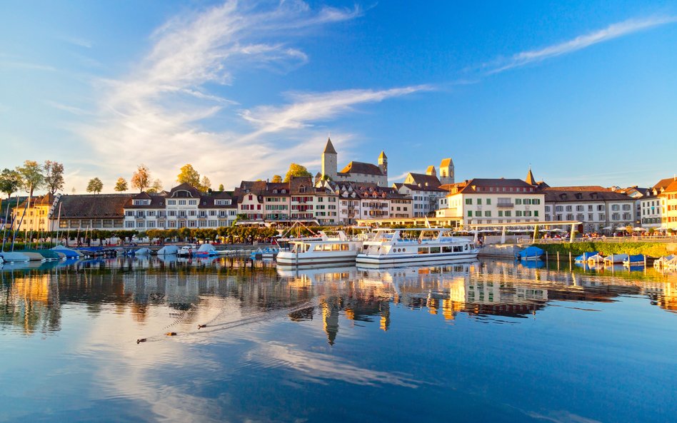 Rapperswil w Szwajcarii. Na pierwszym planie po lewej hotel Szwanen. Nad miastem góruje zamek, który