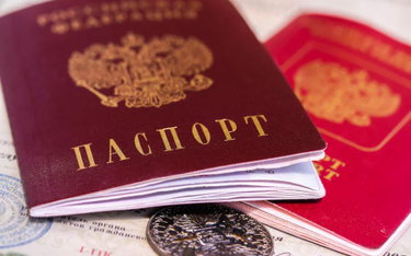Rosyjskie paszporty czekają tuż za granicą