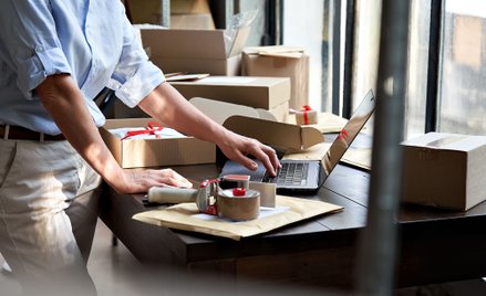 Jakie obowiązki podatkowe ma firma, gdy szef sprzedaje podwładnemu komputer