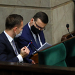 Premier Mateusz Morawiecki (P) na sali plenarnej Sejmu w Warszawie