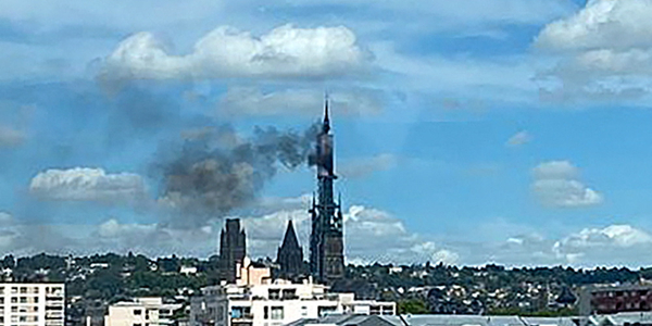 Zapaliła się iglica słynnej francuskiej katedry. Władze podają przyczynę (WIDEO)