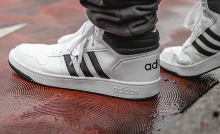 Adidas przegrał w sądzie batalię o trzy paski ze znanym projektantem z USA