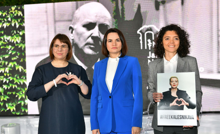 Laureatki Nagrody Jana Nowaka-Jeziorańskiego: Wołha Kawalkowa, Swiatłana Cichanouska oraz odbierając