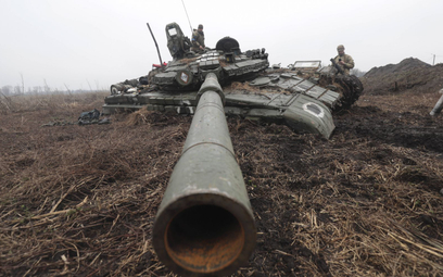 Ukraińscy żołnierze sprawdzają porzucony przez najeźdźców czołg