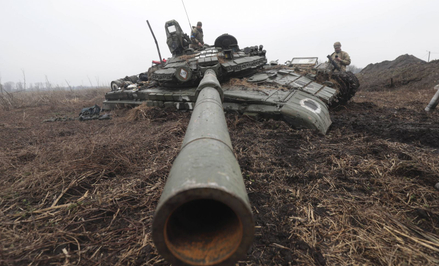Ukraińscy żołnierze sprawdzają porzucony przez najeźdźców czołg
