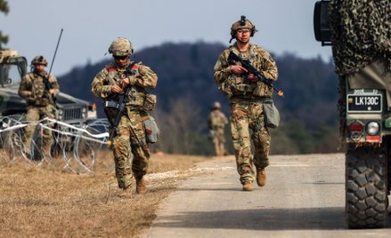 Żołnierze 12. Brygady Lotnictwa Bojowego Armii USA podczas ćwiczeń Allied Spirit 25 w Hohenfels w Ni