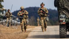 Żołnierze 12. Brygady Lotnictwa Bojowego Armii USA podczas ćwiczeń Allied Spirit 25 w Hohenfels w Ni