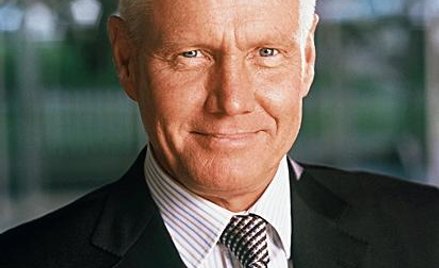 Lars Olofsson jest poliglotą. Biegle zna angielski i francuski, mówi też po niemiecku