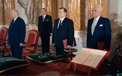 Uroczyste przekazanie insygniów władzy odbyło się 22 grudnia 1990 r. na Zamku Królewskim w Warszawie