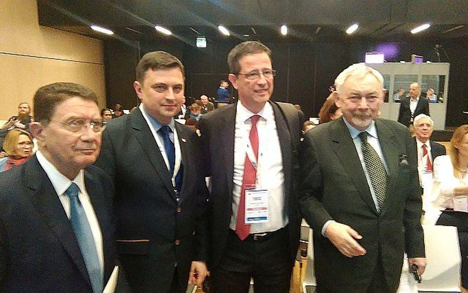 W kongresie uczestniczy podsekretarz stanu w MSiT Dawid Lasek (drugi z lewej)