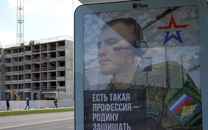 Plakat z apelem o wsparcie dla rosyjskiej armii na przystanku w Moskwie