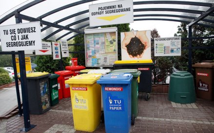 Firmy wywożące śmieci czasem edukują mieszkańców.