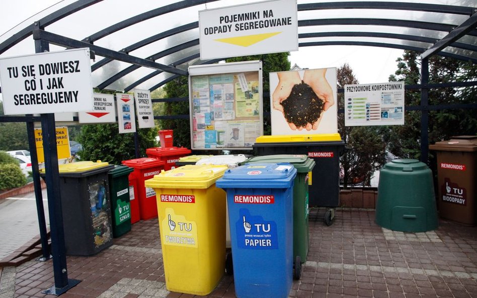 Firmy wywożące śmieci czasem edukują mieszkańców.