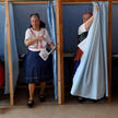 Głosują panie z Veresegyhaz pod Budapesztem. Frekwencja na Węg- rzech tak jak w wielu innych krajach