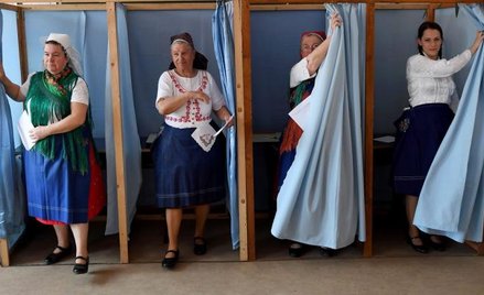Głosują panie z Veresegyhaz pod Budapesztem. Frekwencja na Węg- rzech tak jak w wielu innych krajach