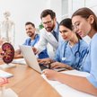 W ramach czteroletniego programu nauczania studenci Alice L. Walton School of Medicine będą m.in. po
