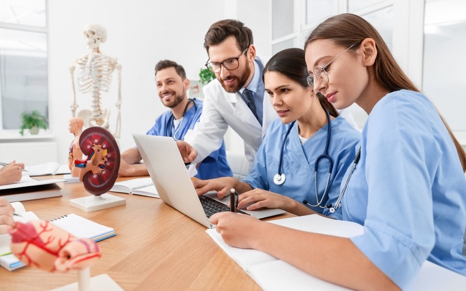 W ramach czteroletniego programu nauczania studenci Alice L. Walton School of Medicine będą m.in. po