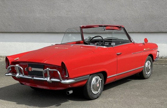 Mały i lekki silnik umieszczono z tyłu pod podłogą, więc samochód miał dwa bagażniki, z przodu i nad