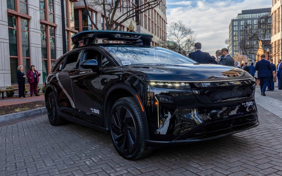 Uber inwestuje w autonomiczne pojazdy, może w tym pomóc były prezes
