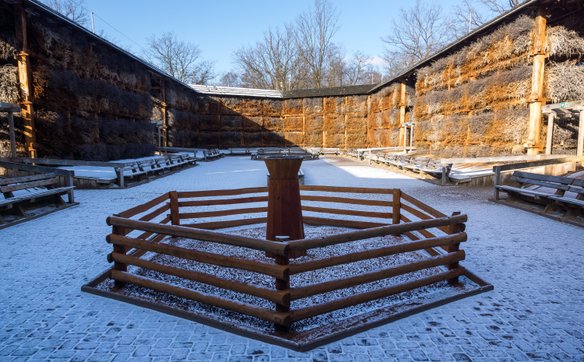Wnętrze tężni solankowej w zimowej odsłonie (Park Zdrojowy w Konstancinie-Jeziornie)