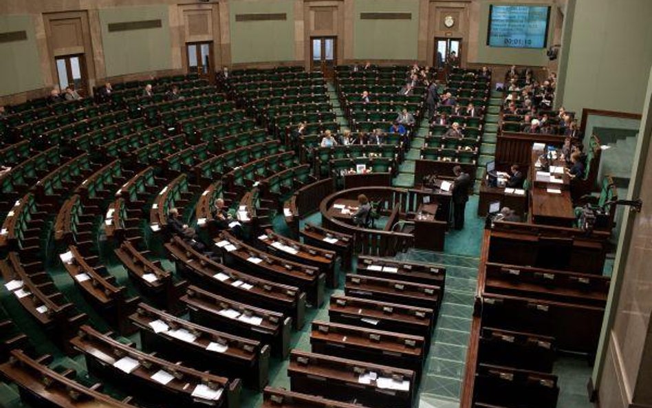 Komisja Finansów: mniej środków na pensje urzędników