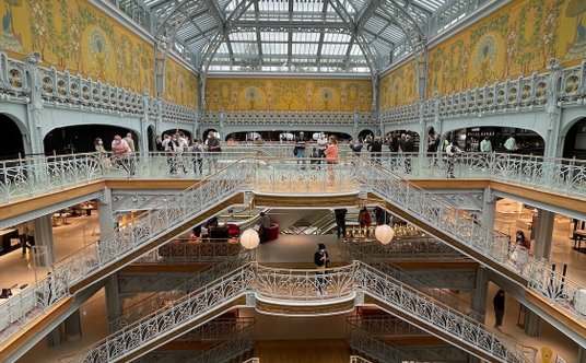 Odrestaurowane wnętrza La Samaritaine zachwycają przepychem.