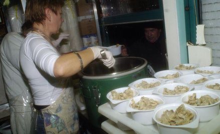 Pomoc gminna powinna polegać na na dożywianiu w gminnych stołówkach