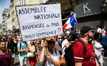 Francja zaostrza przepisy covidowe. Parlament przyjął ustawę