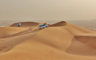Jeśli ktoś planuje wyprawę przez pustynię w ZEA, to powinien wypożyczyć terenowe auto.