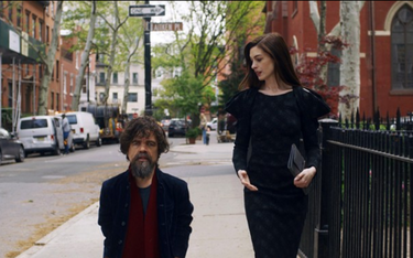 Anne Hathaway i Peter Dinklage w filmie „Miłość bez ostrzeżenia”