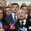 Prezes PiS Jarosław Kaczyński w otoczeniu posłów swojej partii