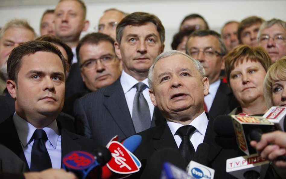 Prezes PiS Jarosław Kaczyński w otoczeniu posłów swojej partii