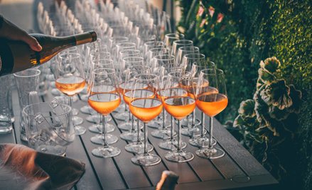 Pomarańczowe wino nowym ulubionym trunkiem hipsterów