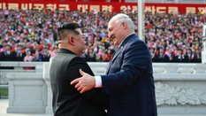 Przywódca Białorusi Aleksander Łukaszenko i Kim Dzong Un podczas spotkania w Korei Północnej.