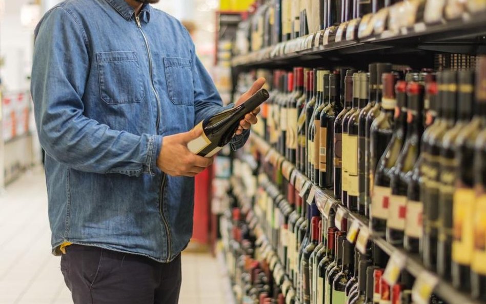 Polacy nie rozpili się w izolacji. Sprzedaż alkoholu spadła